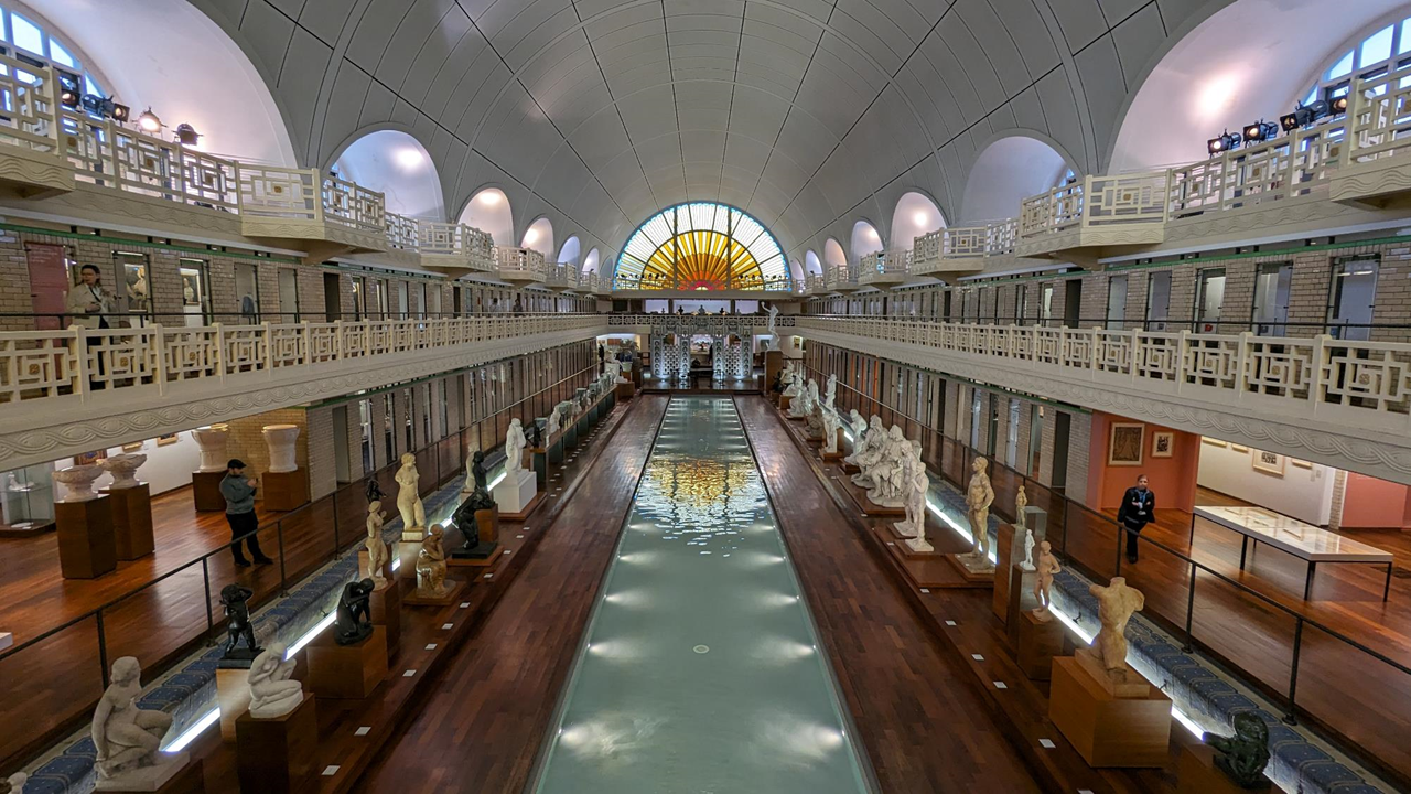 La vue depuis le premier étage dans la salle principale, on aurait bien envie de plonger, mais ca risquerait de faire « crac » plutôt que « plouf » !