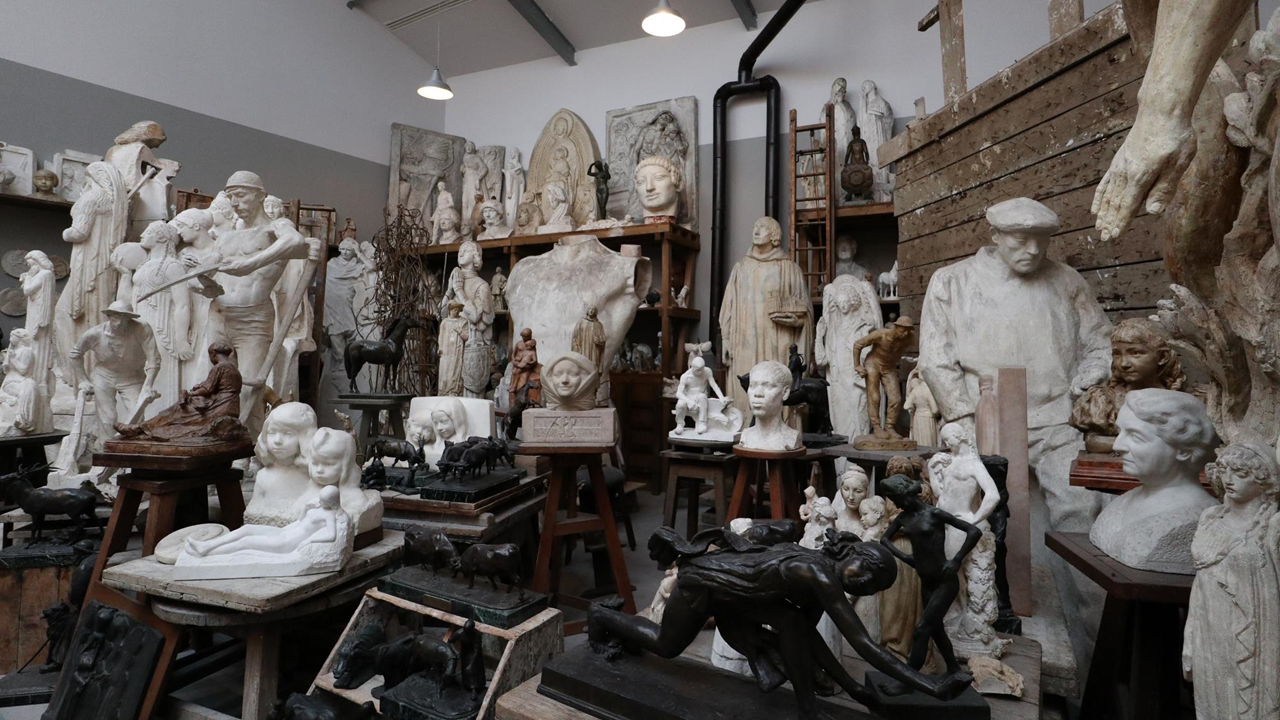 Au cours de notre visite, un peu difficile de savoir quoi et comment regarder tellement c’est foisonnant ! Le parcours est un peu confus, les expositions temporaires nombreuses et on ne sait où donner de la tête. Mais cette pièce « fourre tout » qui pourrait être un atelier d’artiste nous a fait de l’œil !