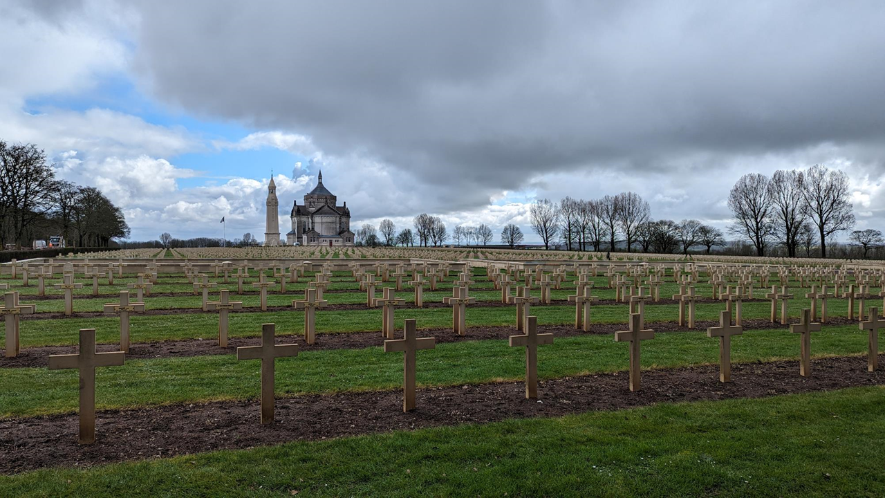 Puis nous marchons dans les allées de l'immense cimetière où plus de 40.000 soldats sont enterrés. Nous faisons ensuite une halte dans le petit musée situé juste à côté pour une visite immersive où des scènes de vie du front sont mises en scène.