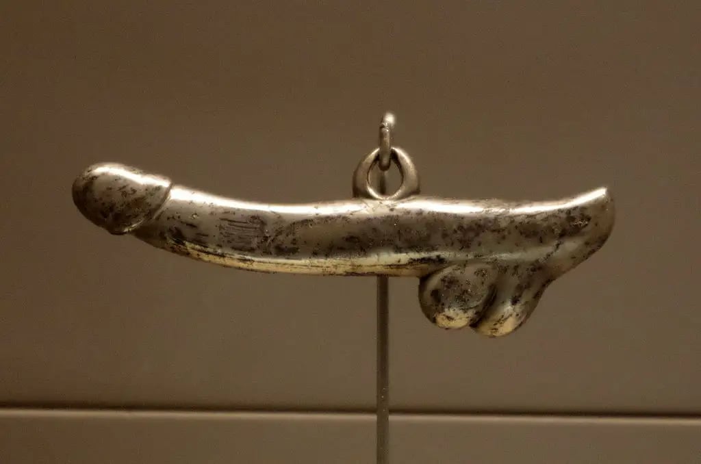 Un exemple d’amulette de zizi romain. Depuis le grand incendie de Rome, on sait que les Romains adoraient jouer avec des amulettes.&nbsp;