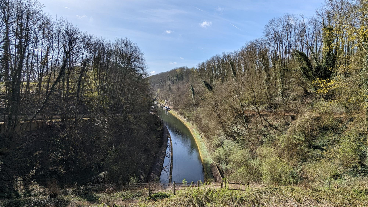 Petite pause sur le retour pour découvrir cette curiosité à Riqueval. Il s’agit du plus long tunnel fluvial de France ! C’est aussi le dernier souterrain avec système de touage à être en activité dans le monde, rien que ça.