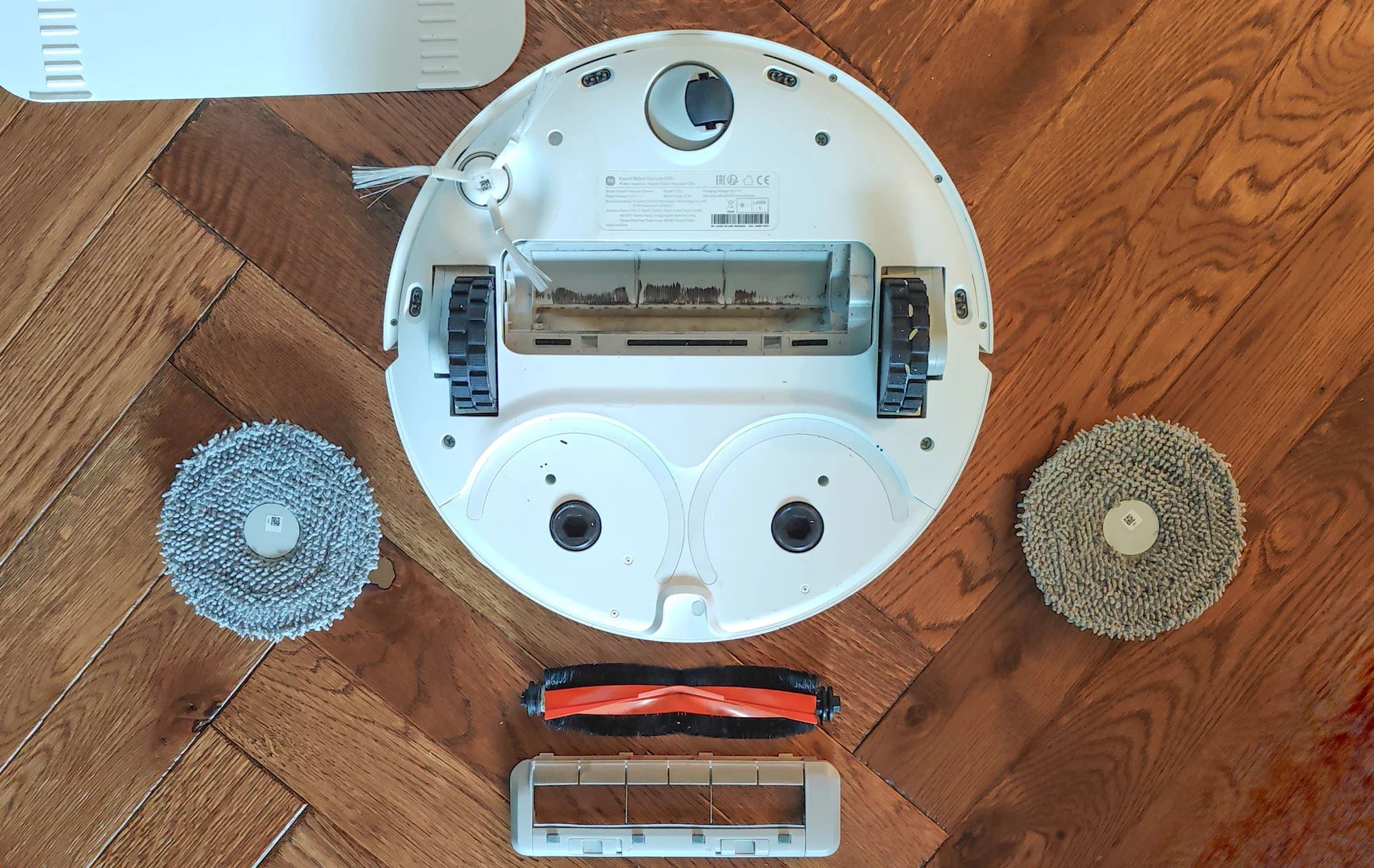 L'aspirateur robot démonté (c) Labo Maison