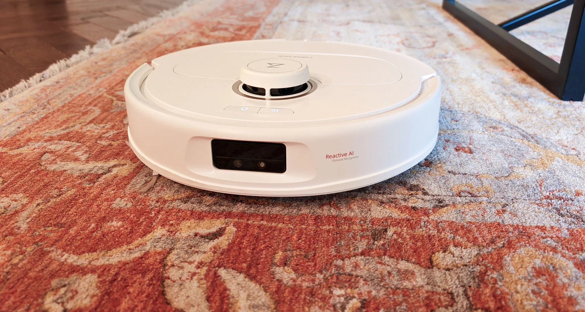 Sur tapis, les serpillères se relèvent et la puissance d’aspiration s’adpate automatiquement. (c) Labo Maison