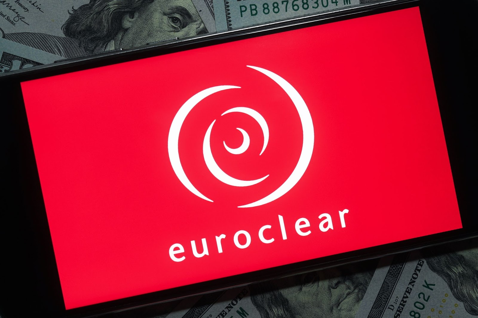 Euroclear est le plus grand dépositaire central de titres au monde. La plupart des actifs russes gelés sont détenus par l’institution bruxelloise. © Adobe Stock