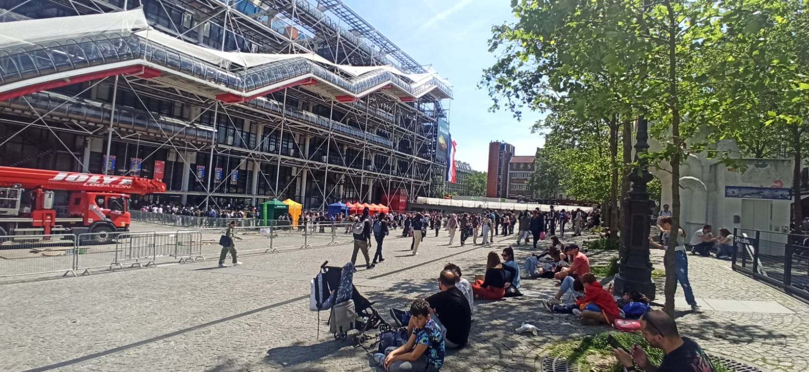 Au centre Pompidou où seulement deux portes sur 4 ou 5 sont ouvertes par manque de personnel