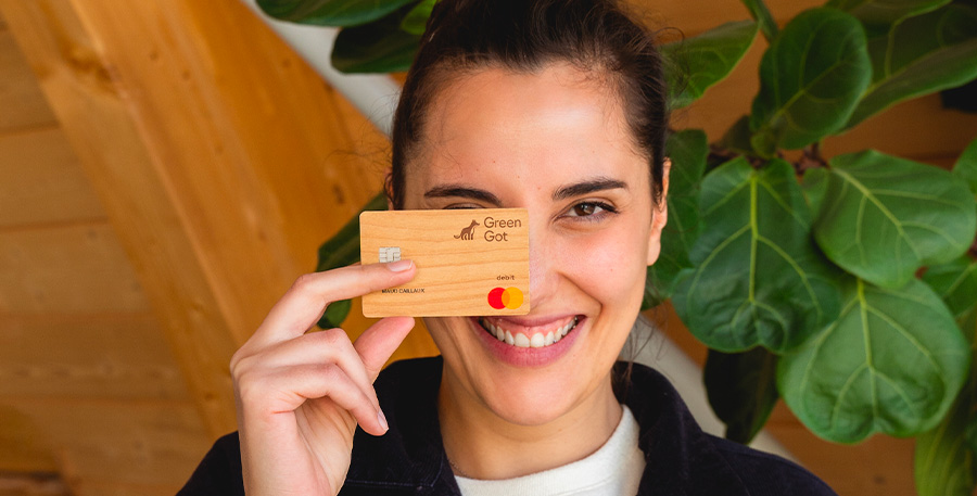 Même la carte de crédit est en bois, si c'est pas le soucis du détail ça... // @Green-Got