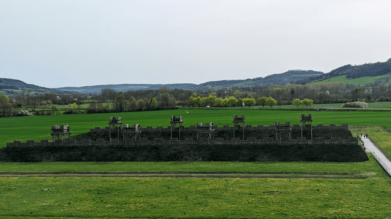 Près du musée, une reconstitution des fortifications dressées par les romains lors du siège d’Alésia : une ligne face aux assiégées, une autre à l’opposée, quelques mètres plus loin, pour éviter les offensives des renforts gaulois appelés à l’aide.