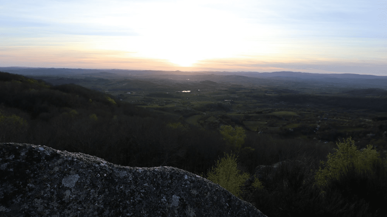 Après nous être installés sur le parking d’une auberge très sympa où nous avons bu un coup, je repars admirer le coucher de soleil.