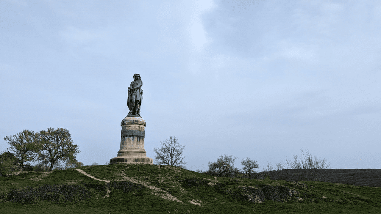 A quelques kilomètres, la statue de Vercingétorix, érigée en 1865 et commandée par Napoléon III qui kiffait César au max et qui, en entreprenant des fouilles ici, s’est aussi mis à kiffer le gaulois (pas la marque de poulet).