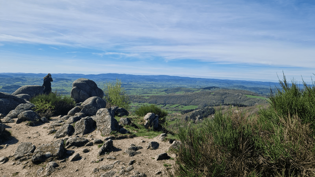 … On a bouquiné ici un moment. Puis des gens sont arrivés, marchaient un peu partout et parlaient fort. Rapidement, on comprend que ce sont des parapentistes. On est restés pour observer le spectacle !