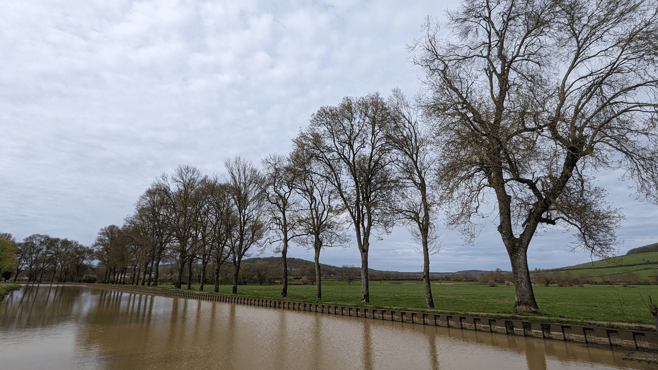 Le canal de Bourgogne, un peu tristounet.