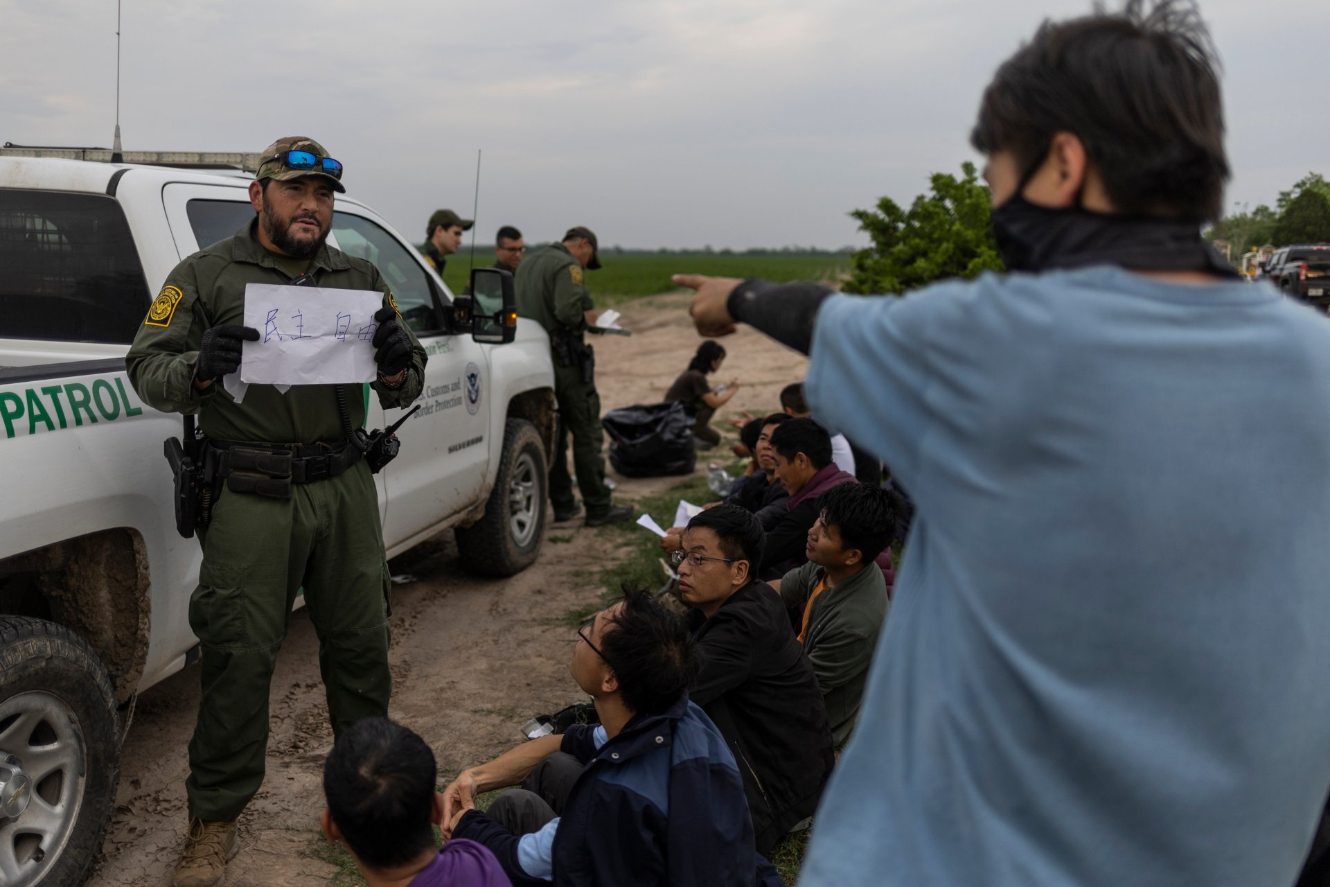 Rattrapés par la patrouille. "Peuple. Liberté" peut-on lire sur le papier. (Reuters)