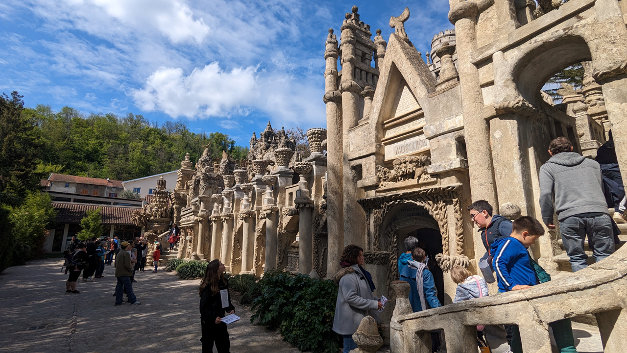Il a bossé comme un acharné pendant 33 ans ⚒️ (et 10.000 jours et 93.000 heures) pour façonner son rêve, inspiré par la nature et de tout ce qui passait dans sa besace de facteur (cartes postales ✉️, magazines 📰 ...).