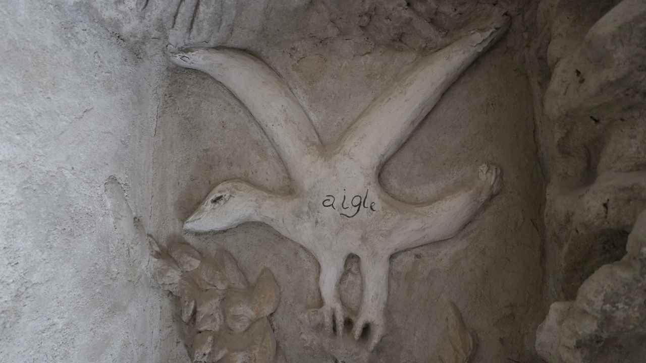 Il y a tout un bestiaire sculpté et quand même, au cas où, il a écrit ce que c’était. Je crois que c’était parfois nécessaire 🦅