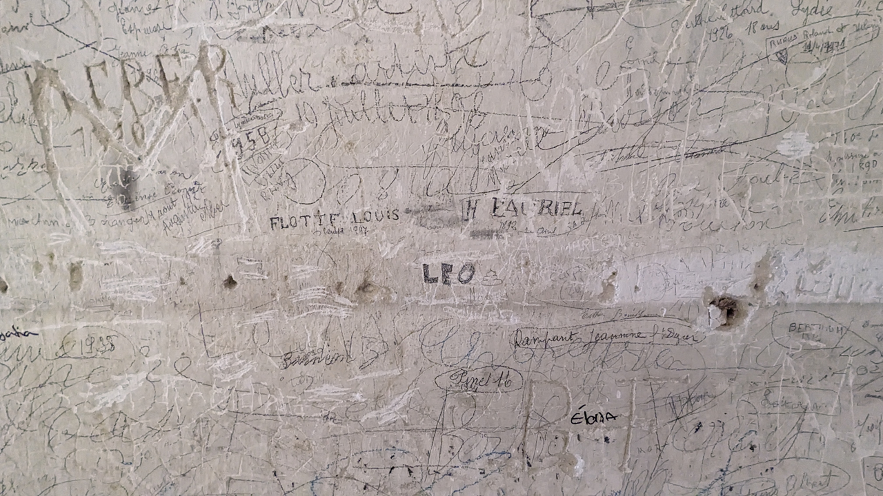 Le monument est paré de plusieurs centaines de gravures et marques qui traversent le temps. La tour ayant notamment servie de prison, beaucoup de détenus ont laissés leurs empreintes. Des visiteurs ont pris le relais, encouragés par certains panneaux d’information.