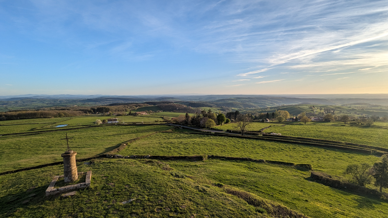 D’ici, le panorama est incroyable, plus d’une dizaine de départements sont visibles ! Et le ciel dégagé promet un joli coucher de soleil…