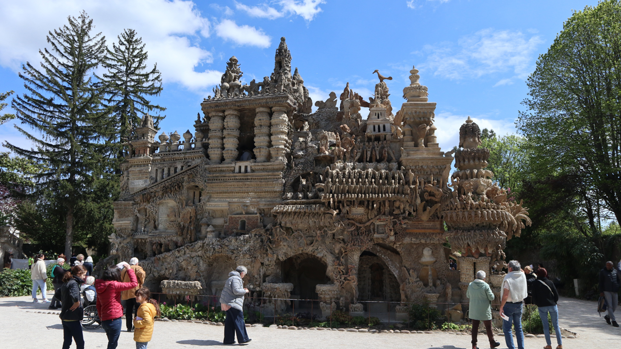Pour la faire courte : à la fin du XIXe siècle, monsieur Cheval était facteur 📫 et parcourait chaque jour 43 km à pied 🚶 pour sa tournée. Un jour, il a buté sur un caillou un peu rigolo 🪨 qu'il a ramené chez lui et là il s'est dit qu'il allait construire un truc avec. 