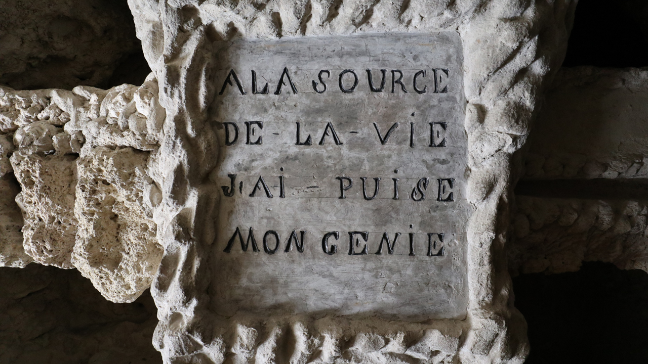 Il y a des petites phrases gravées un peu partout dont un certain nombre font l’éloge de son œuvre (ou de sa personne). Il en a bavé à l’époque puisque les gens le prenaient davantage pour un fou qu’un génie, il fallait bien qu’il croit en lui.