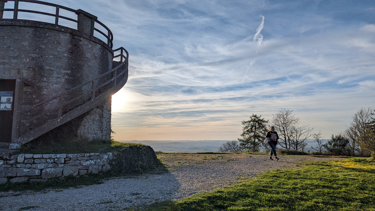 Cette petite tour 🏛️ (un ancien moulin) située sur les hauteurs du village offre une vue à quasi 360°.