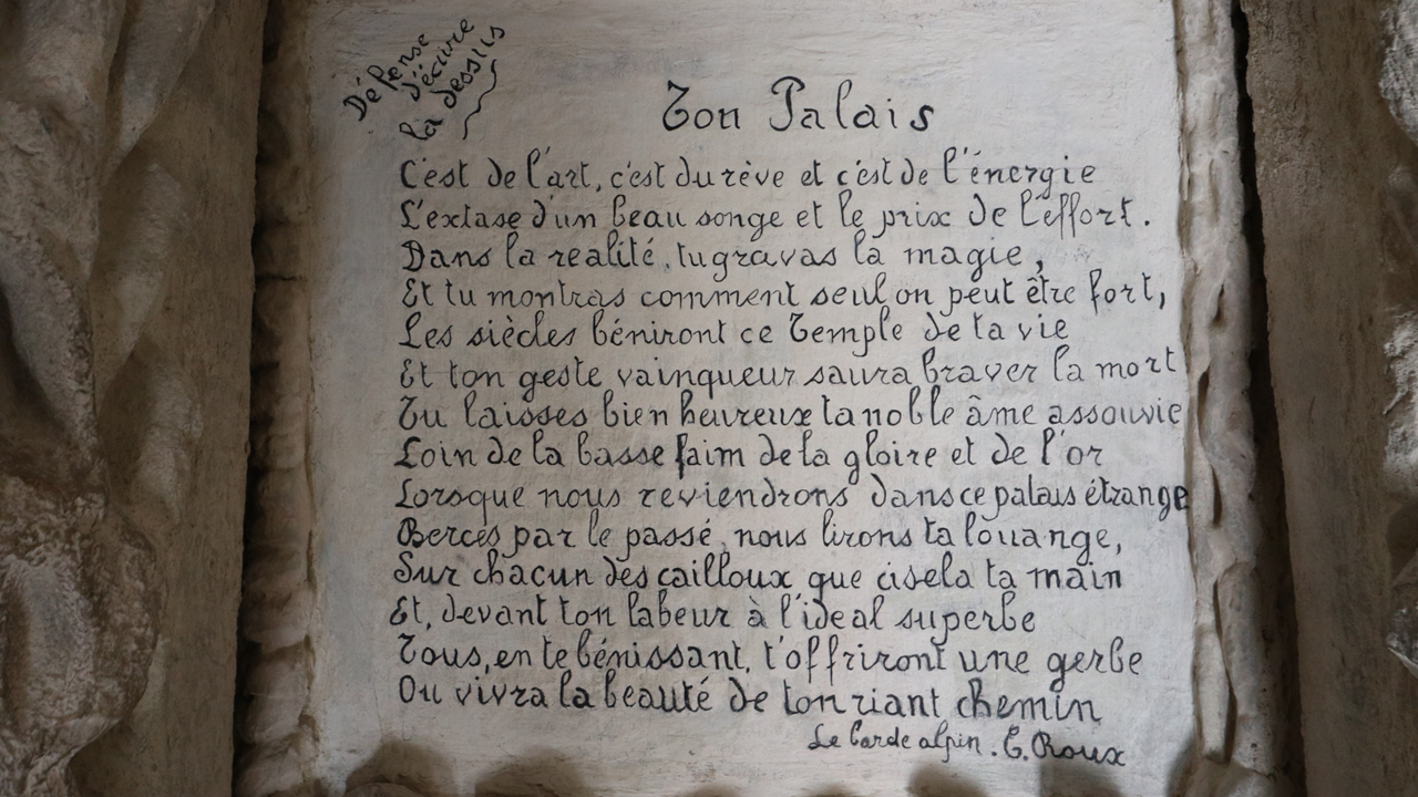 Le poème d’Emile Roux Parassac qui a inspiré le nom du monument est gravé à l'intérieur.