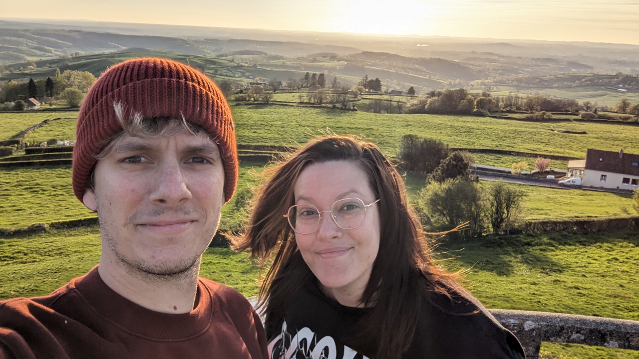 Nous, la vallée et le sunset qui va nous péter la rétine.