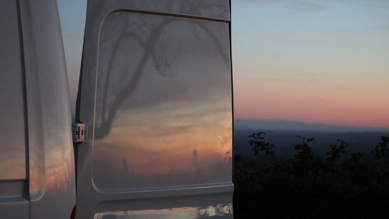 Chocobo dit au revoir au soleil.