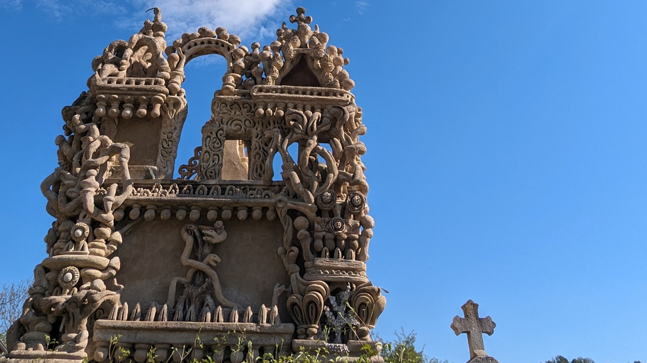 Quand notre facteur préféré a terminé son palais (à 77 ans tout de même), pas rassasié du tout, il s'est rapidement lancé dans la conception de son tombeau 🪦. Il l’achève 8 ans plus tard et deux ans avant sa mort, à 88 ans.