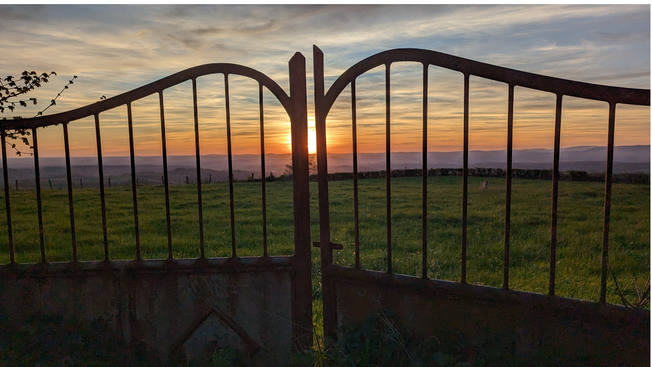 Ca y’est, la boule jaune ☀️ se couche tranquillement. Ce portail tout rouillé qui donne plein ouest offrait une composition que j’aimais bien, alors j’ai immortalisé l’instant.