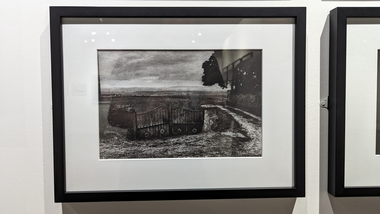 … Le même portail que j’ai photographié il y a quelques jours à Mont-Saint-Vincent ! Ça nous a fait tout drôle 😱