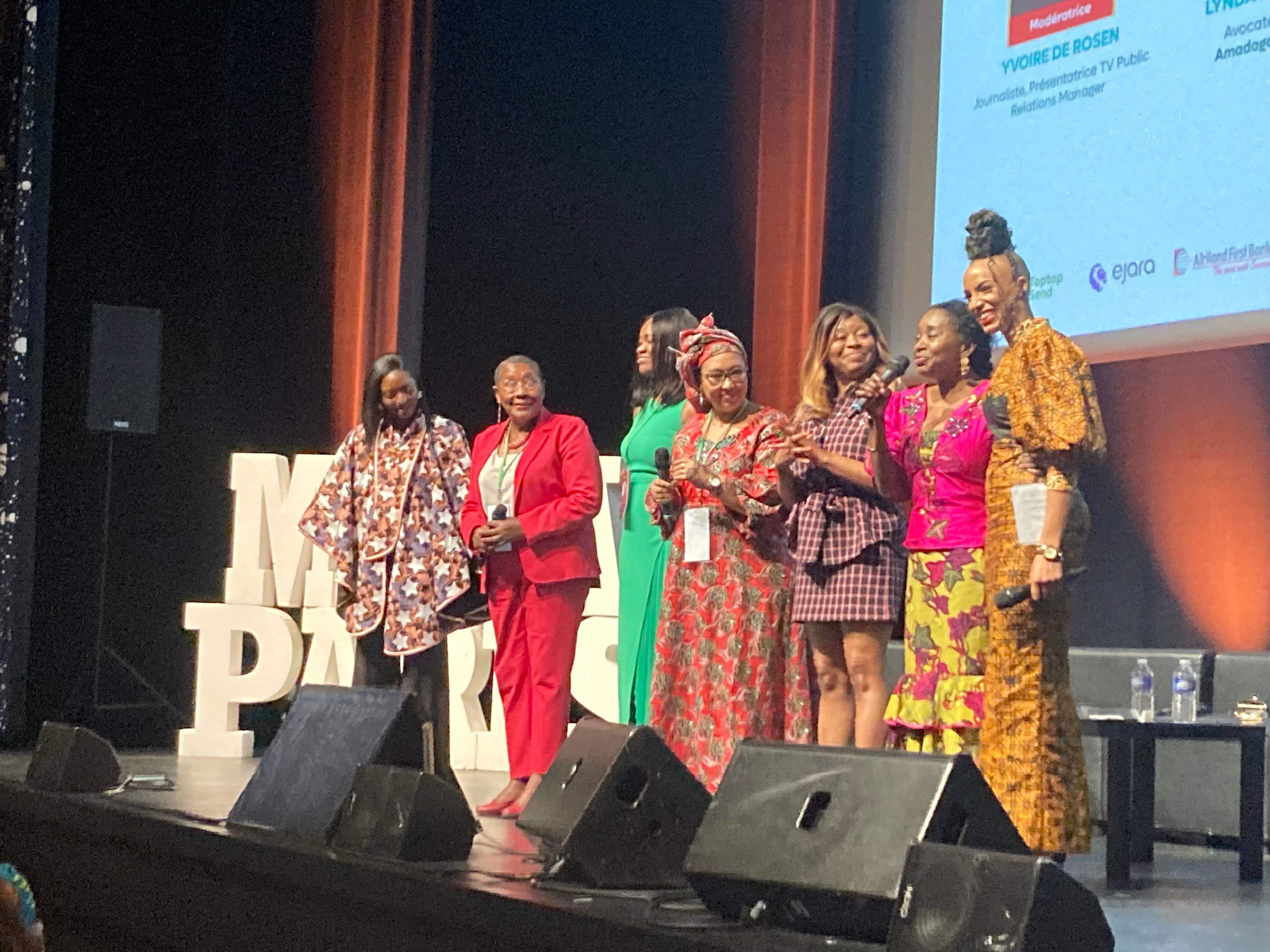 Les six femmes invitées à raconter leur parcours au micro de Ivoire de Rosen (à droite)