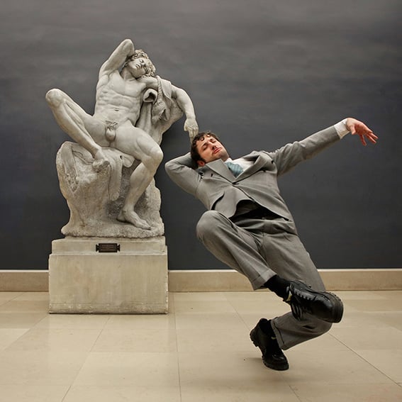 Pour faire Le Faune sur un pied, il faut des abdos, des fessiers, des cuisses! 