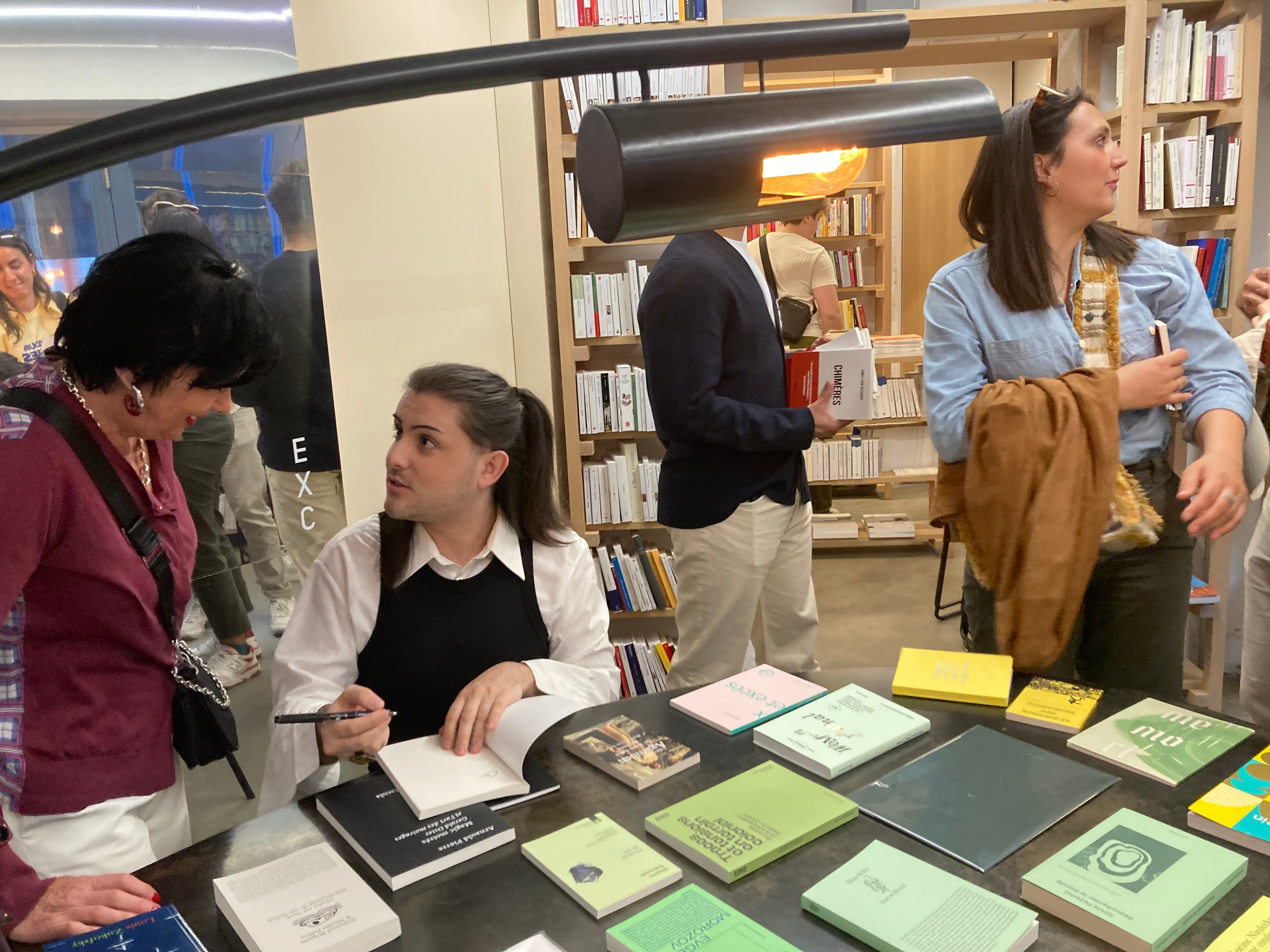L'auteur Samuel Uson dédicace pour ses fans à la librairie EXC à Paris, passage Molière, face à la Maison de la Poésie.
