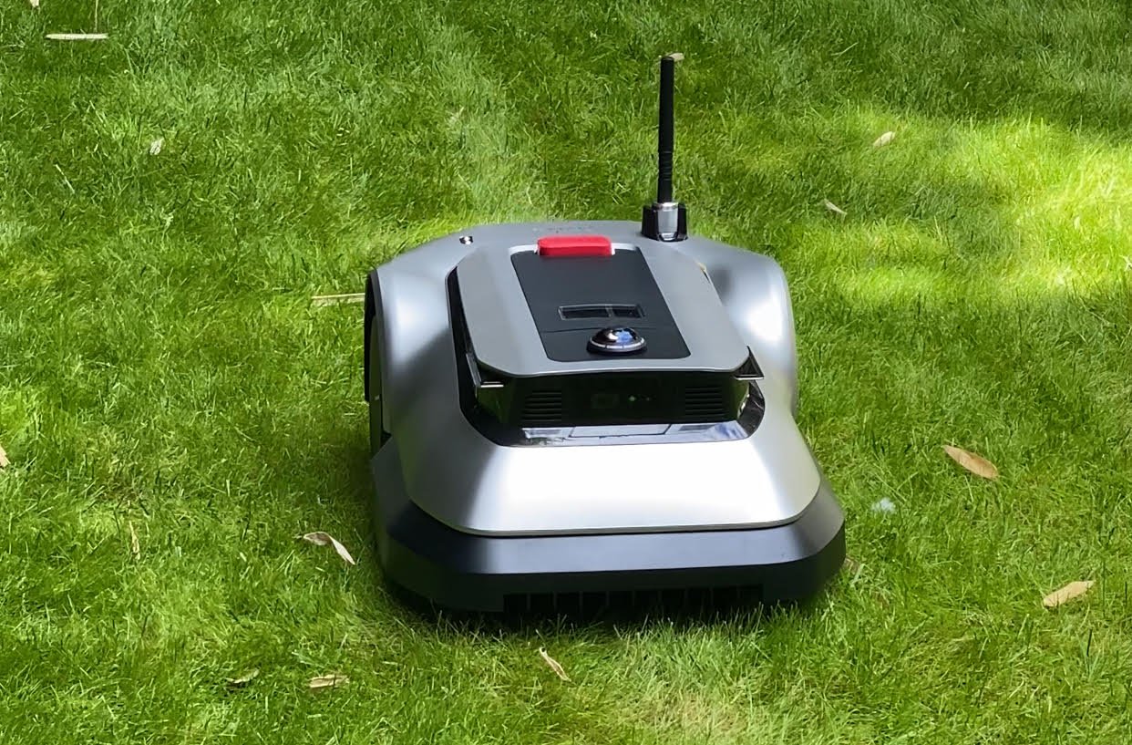 La tondeuse robot Ecovacs Goat G1-800 en action (c) Labo Maison