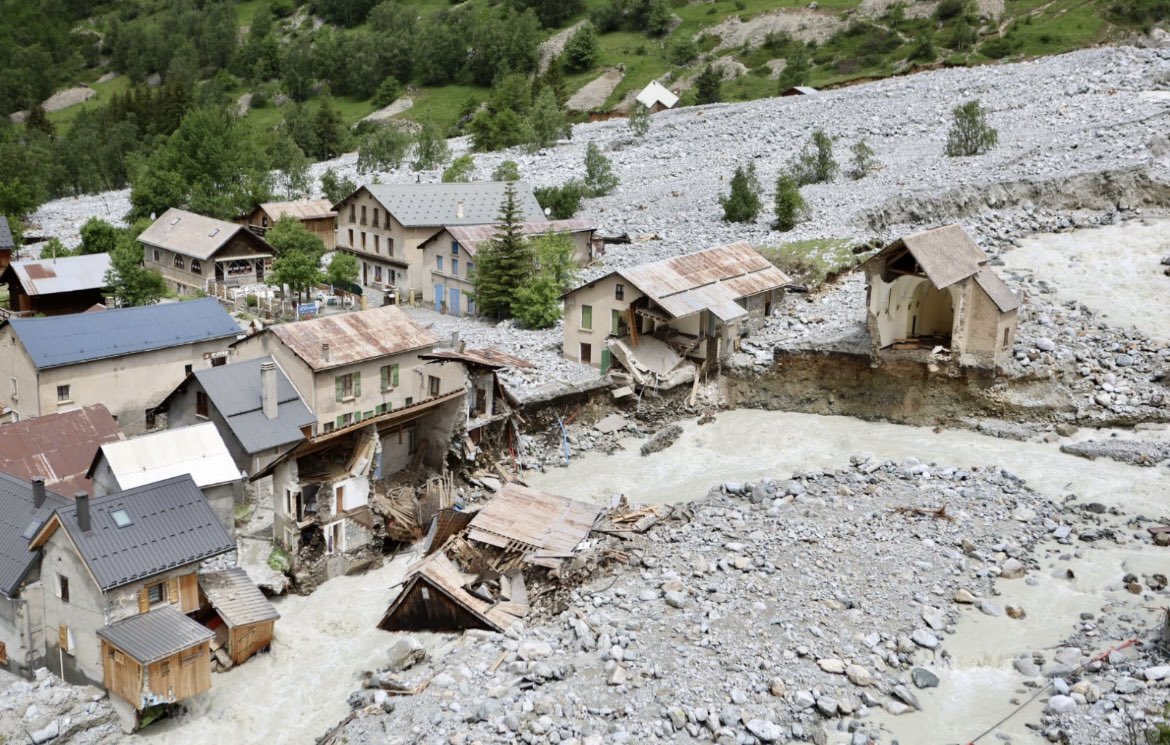 Le hameau de la Bérarde (Isère) complètement dévasté par une crue éclaire.