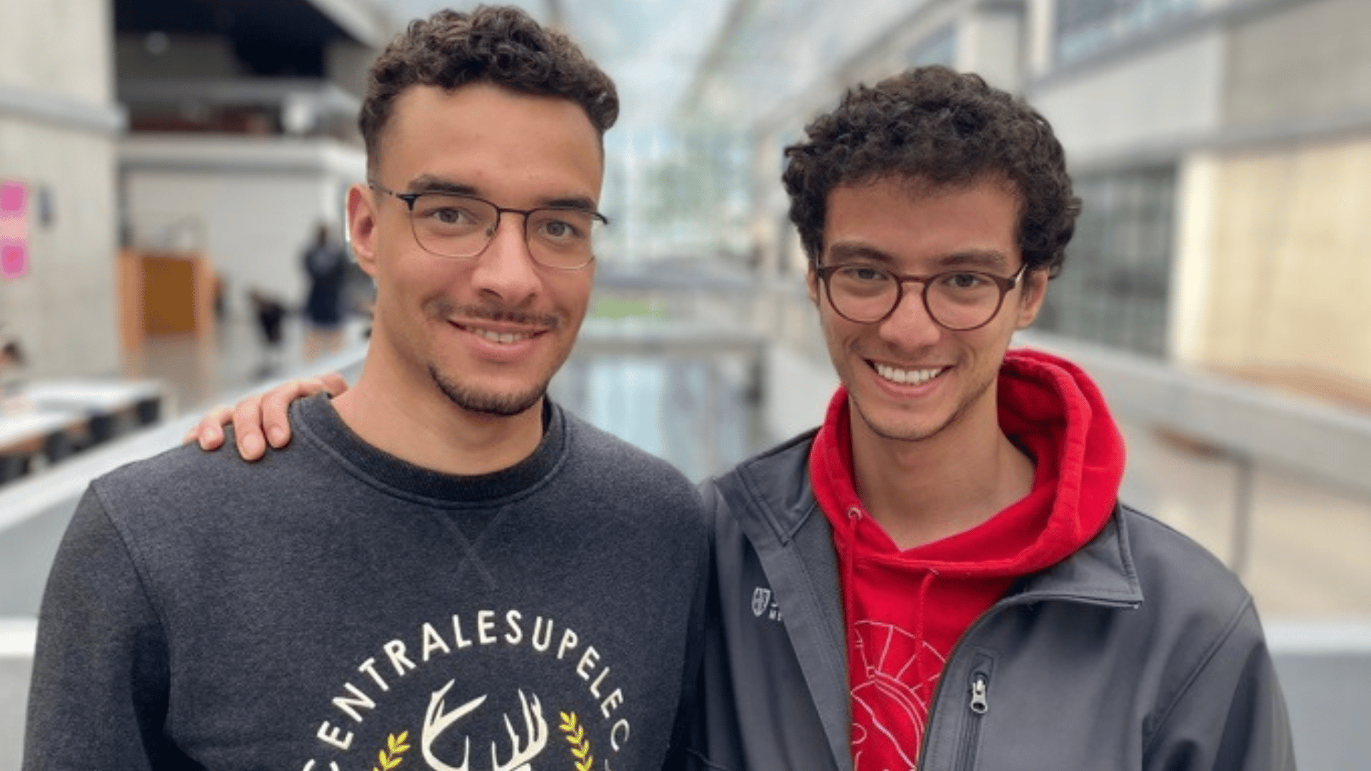 © centralesupelec - Abdallah (à droite) avec son ami et camarade de promotion, Vincent (à gauche)