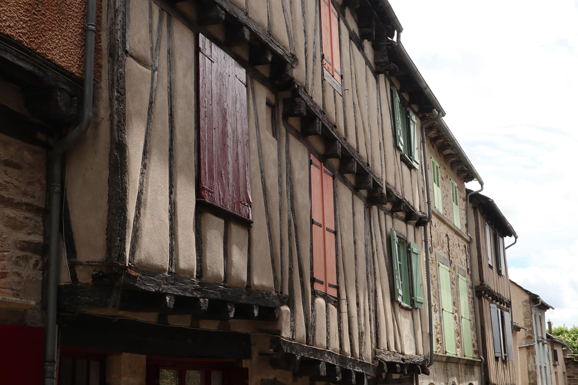 Charmante petite ruelle avec ses volets pleins de couleurs.