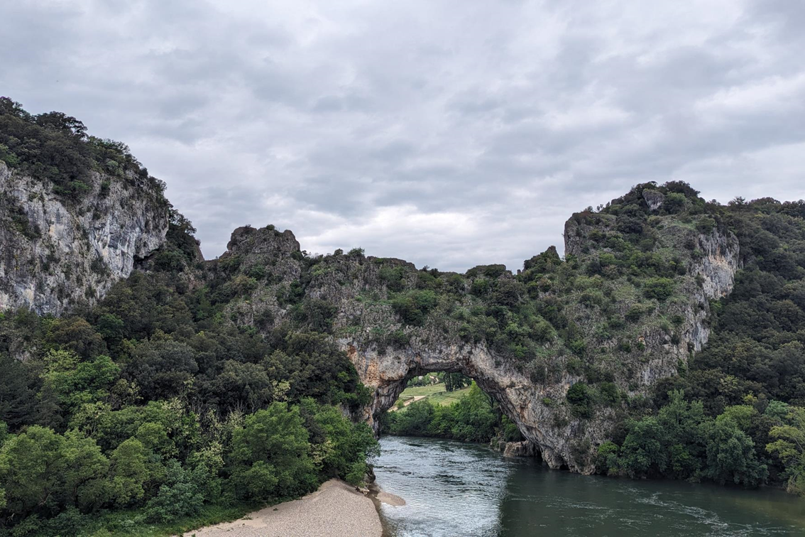 A deux pas de la (vraie) grotte, la très jolie arche naturelle du Pont D'Arc.