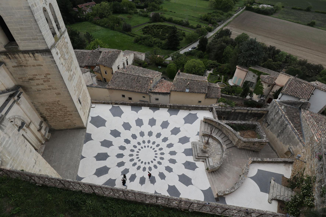Vue plongeante sur le parvis de la Collégiale Saint-Sauveur de Grignan.