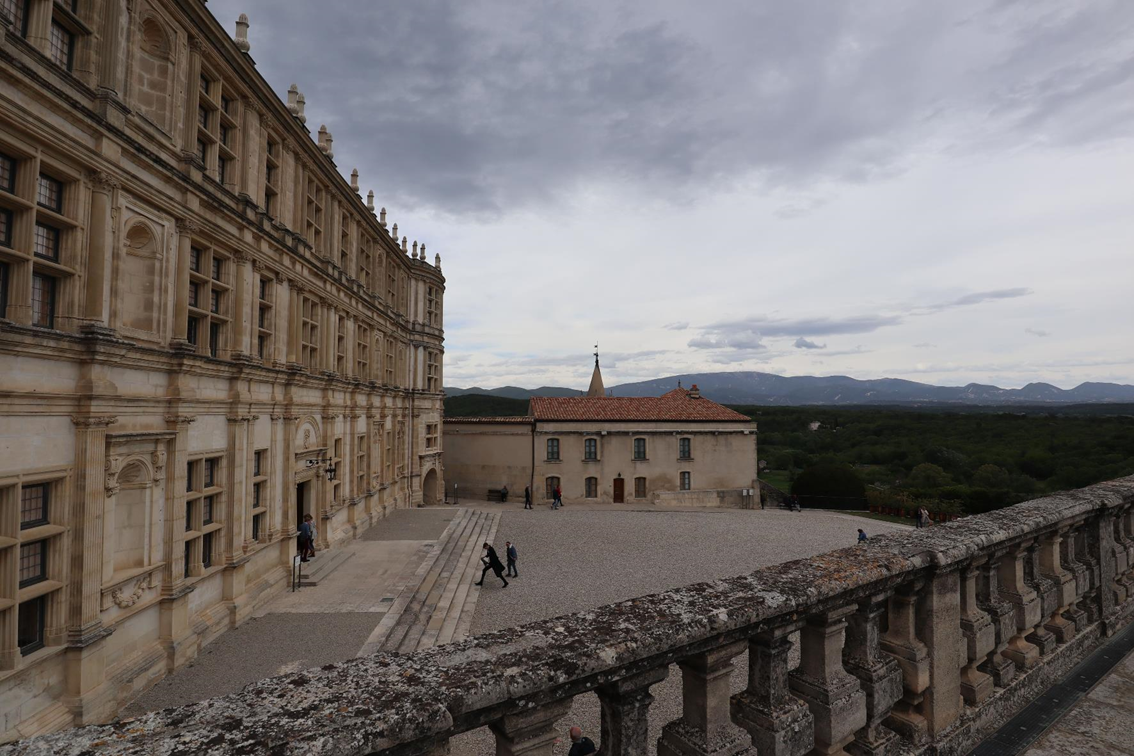 L'entrée du château et ses alentours depuis la terrasse.