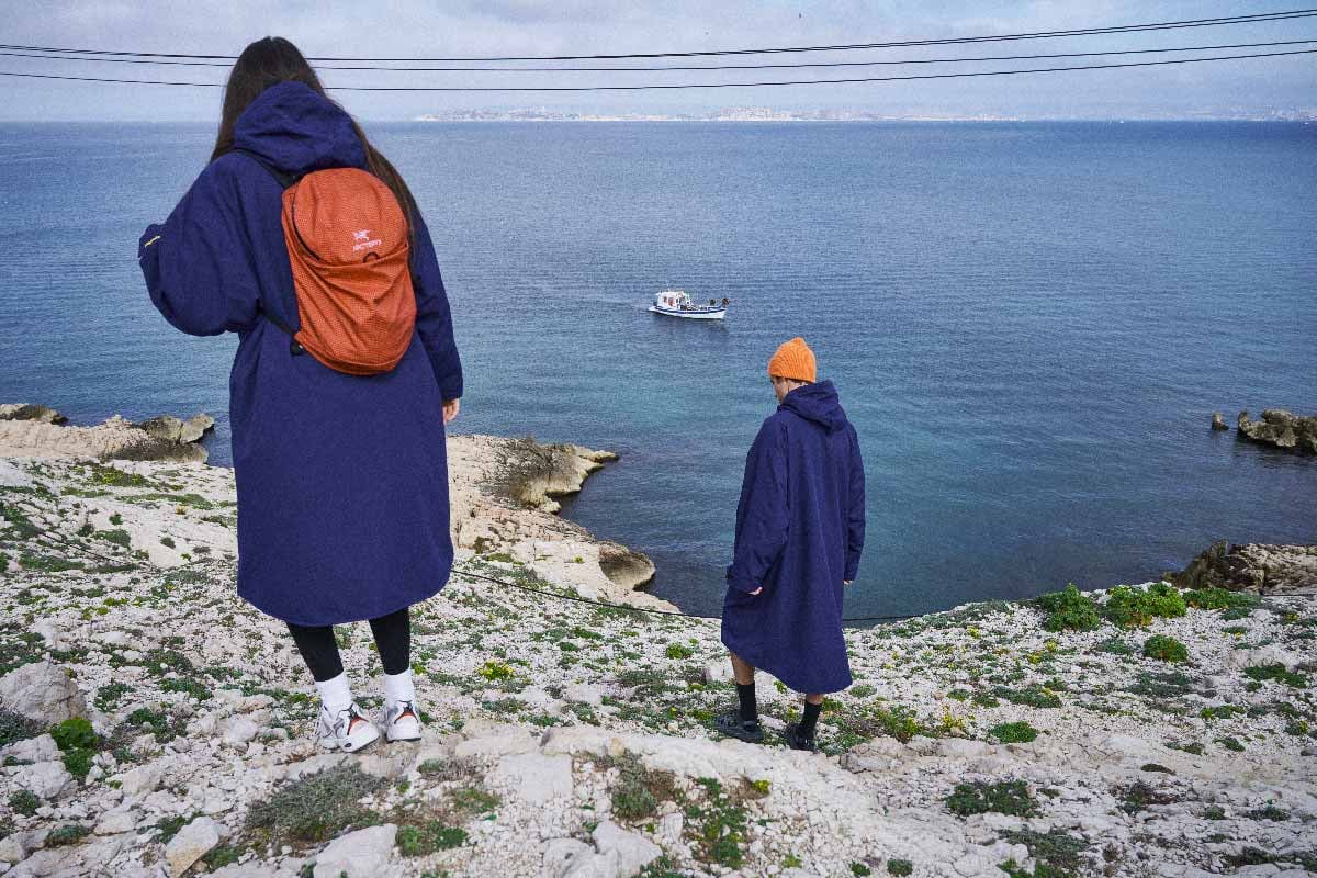 Le bleu signature des Beach Parkas de Layer & Plouf © Renaud Morin