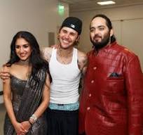 Entre les deux fiancés, Justin Bieber n'avait pas mis son smoking