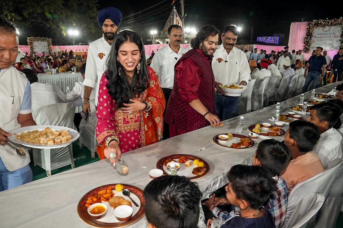 Radhika et Anant les futurs mariés offrent des repas aux enfants lors du pré-mariage