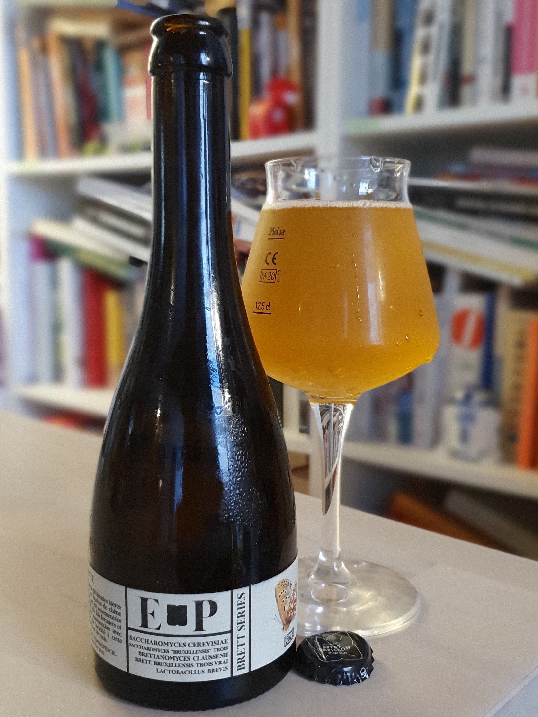 Verre Teku, à côté d'une bouteille de 33cl, bière de blé Brett Series, brasserie Effet Papillon (33700 Mérignac)