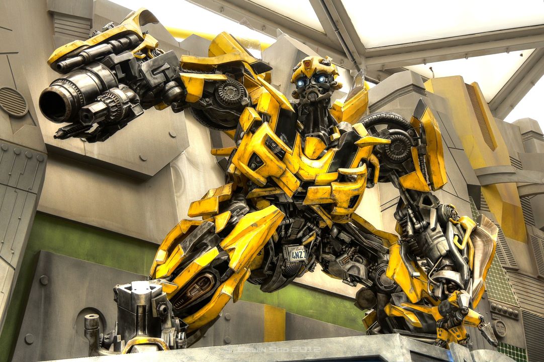 Bumblebee, le plus jeune des transformers (dans l'autre sens du terme) est un robot au caractère d'adolescent, apte à prendre des risques excessifs. Comme pour leurs équivalents logiciels, les transformers de Hasbro sont conçus pour que les hommes puissent projeter sur eux une conscience imaginaire. D.R. 