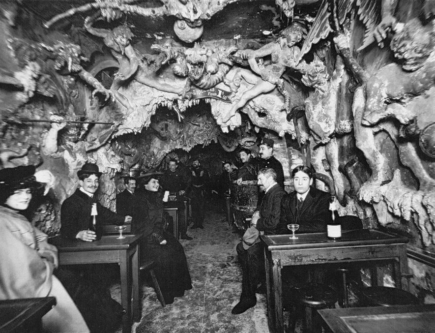 L'intérieur du cabaret de l'Enfer, vers 1900.
