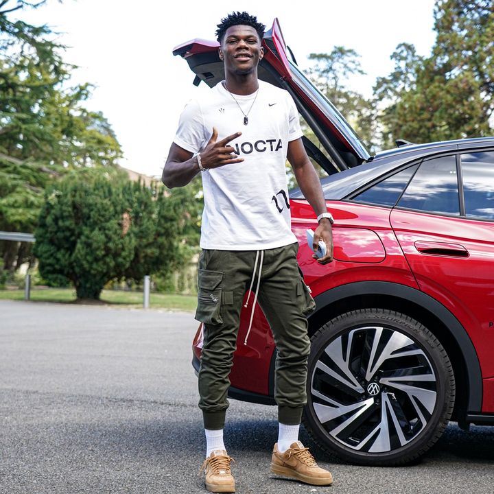 Voiture rouge avec logo apparent descendant d’un athlète