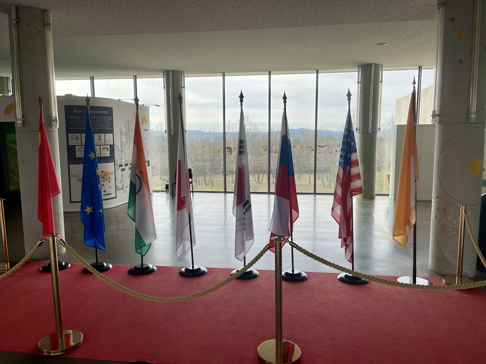 Comme une ambassade, le siège d’Iter dans les Bouches-du-Rhône est doté d’extraterritoralité&nbsp; Les drapeaux des sept membres fondateurs s’y affichent côte-à-côte : de droite à gauche, après Iter, USA, Russie, Corée, Japon, Inde, Europe, Chine.&nbsp;