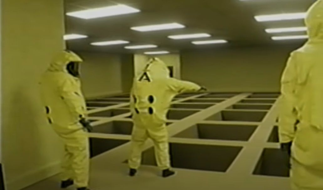 Des explorateurs des backrooms tombant sur une nouvelle pièce pleine de trous.