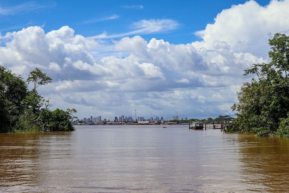 Les grattes-ciels de Belém, vus depuis l'île du Combu (c) Dany Neves pour Station Amazonie