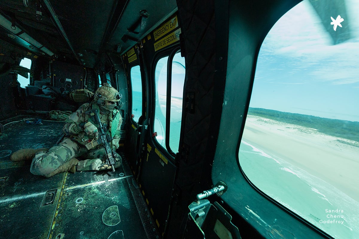 Commando parachutiste de l’Air à bord d’un Caracal de l’EH 01.067 Pyrénées durant l’exercice Krypton.  Juin 2022 [Ref:3222-10-0336]